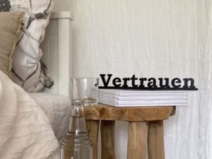 buchstaeblich-eu metallschriftzug vertrauen